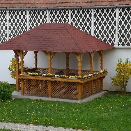 茨埃斯塔佩泽欧酒店 Sárvár