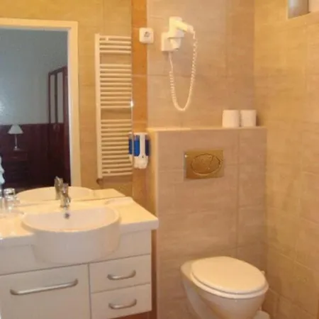 茨埃斯塔佩泽欧酒店 3* Sárvár