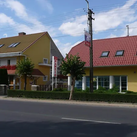 茨埃斯塔佩泽欧酒店 3* Sárvár